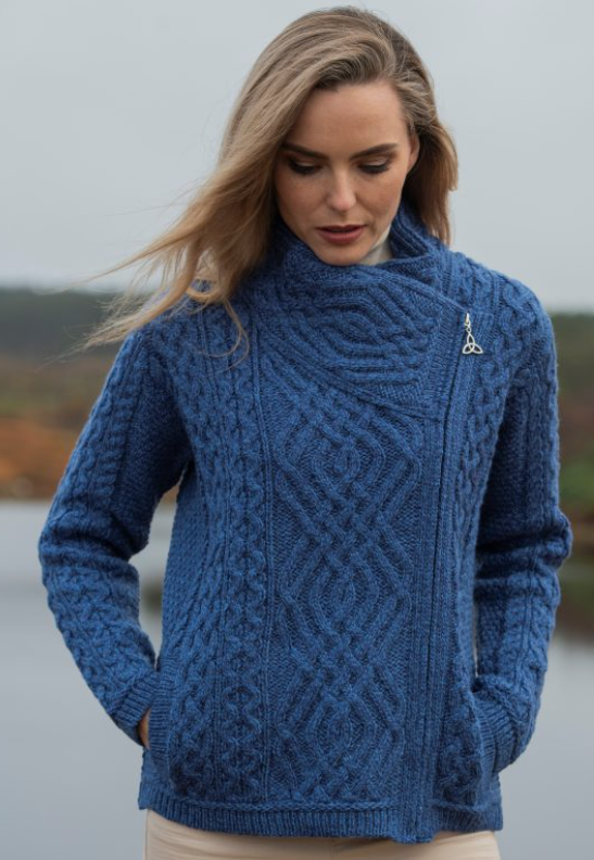 Cable sweater m. lynlås i side. Blå
